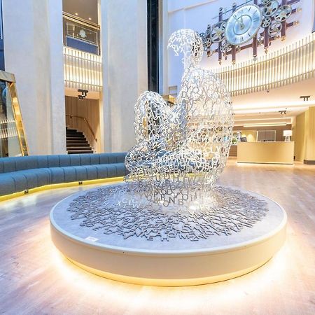 安道尔广场酒店 安道尔城 外观 照片 Fountain in the lobby of the hotel