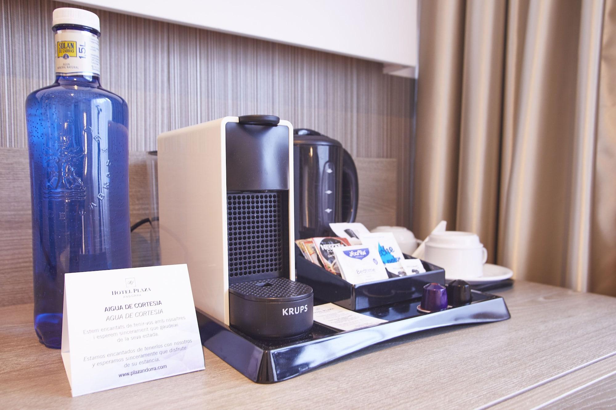 安道尔广场酒店 安道尔城 外观 照片 A Nespresso coffee machine in a hotel room