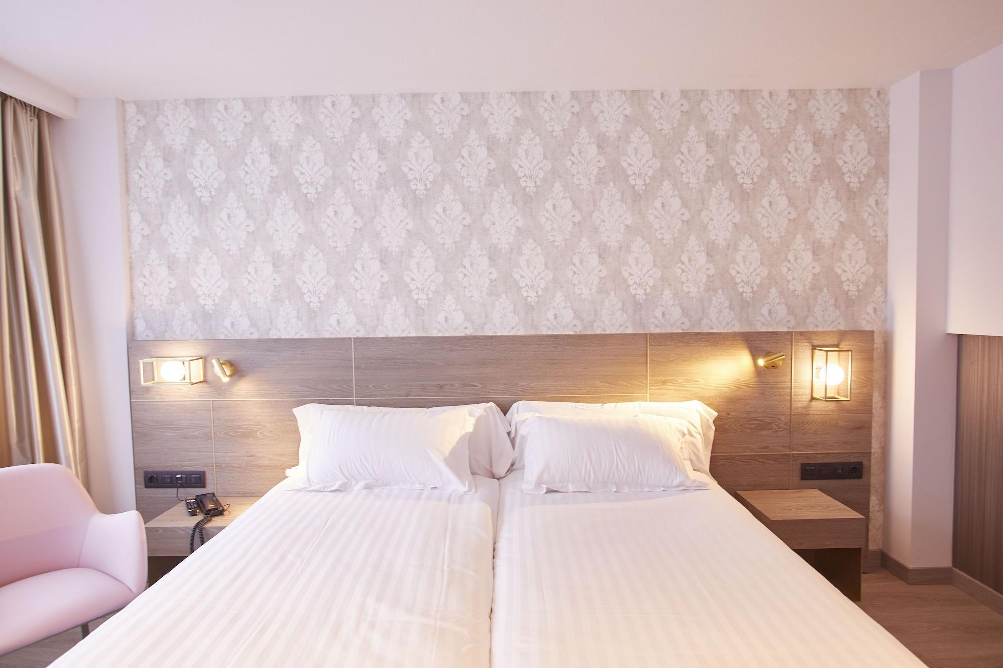 安道尔广场酒店 安道尔城 外观 照片 A room at the hotel