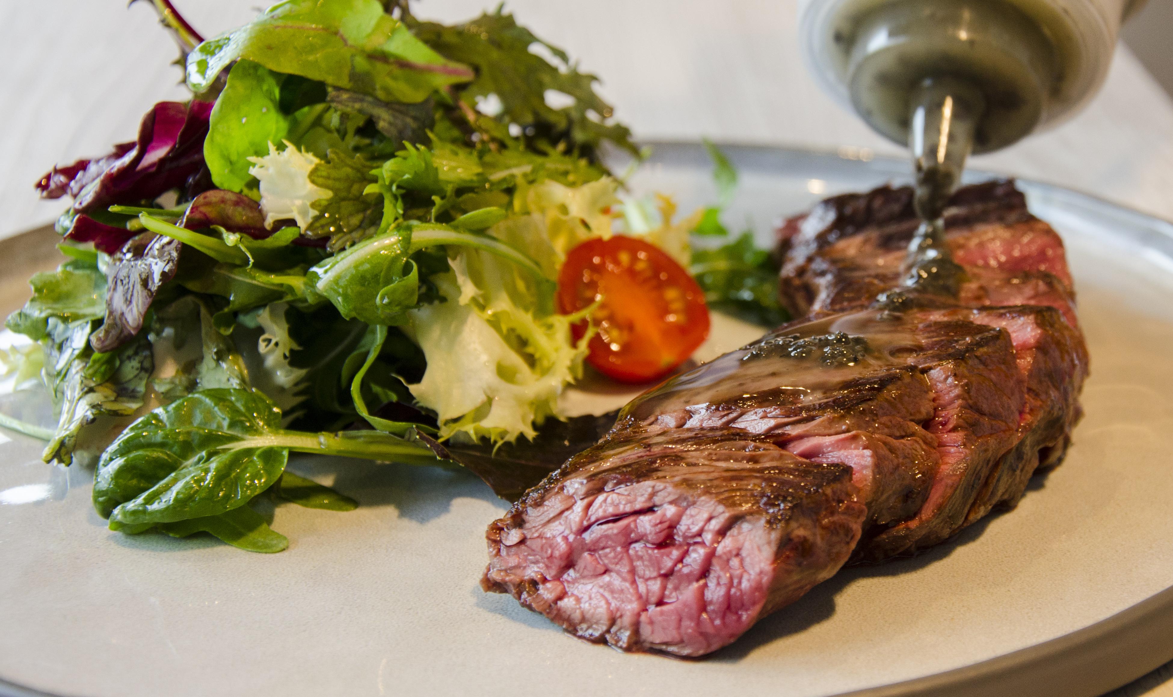 安道尔广场酒店 安道尔城 外观 照片 A steak prepared with the dry-aging technique