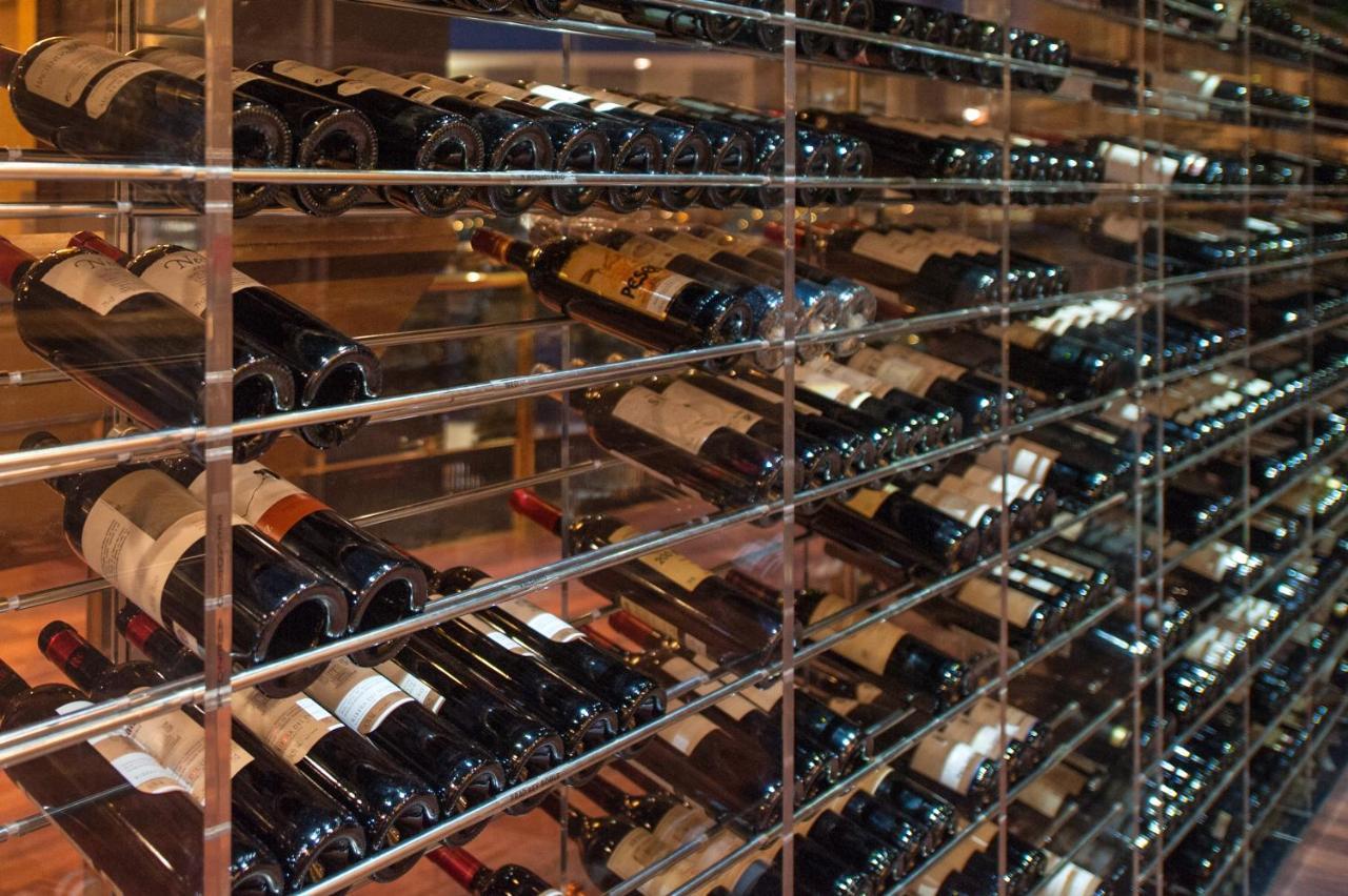 安道尔广场酒店 安道尔城 外观 照片 Wine bottles in a wine rack