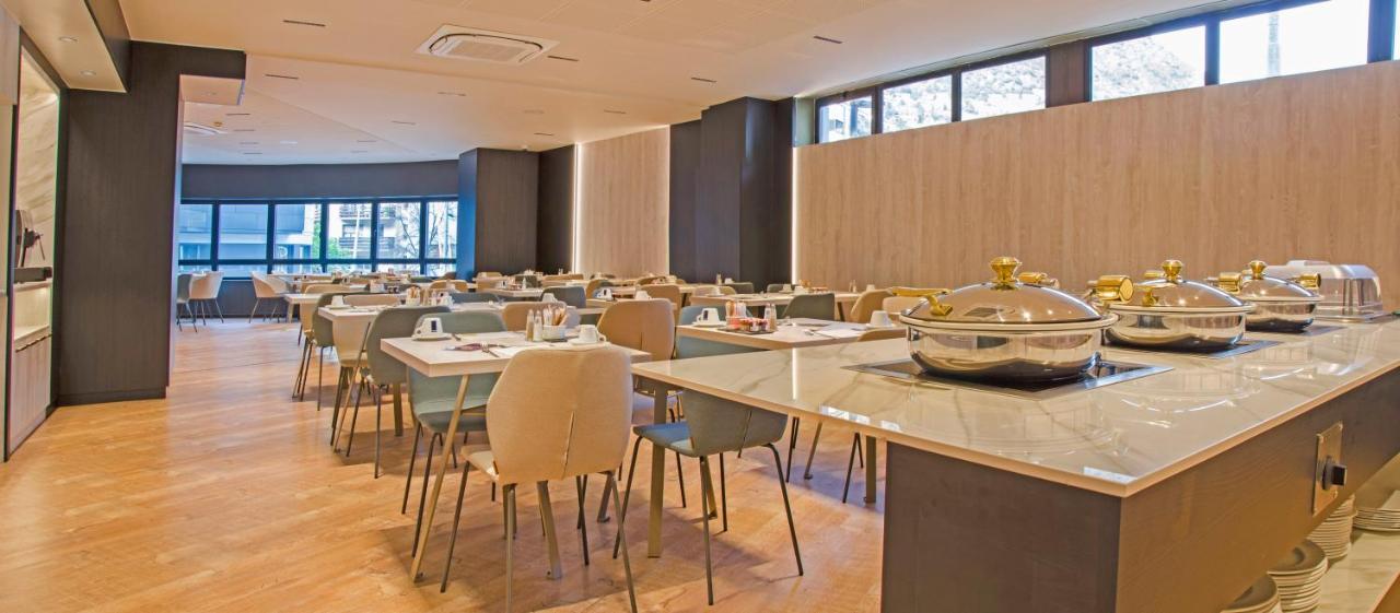 安道尔广场酒店 安道尔城 外观 照片 The dining room at the 1011 Club