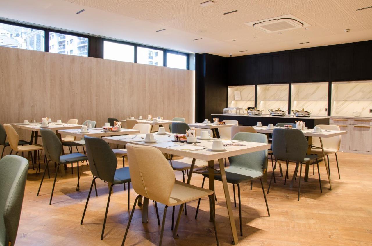 安道尔广场酒店 安道尔城 外观 照片 The dining room at the 2012 Olympic Village