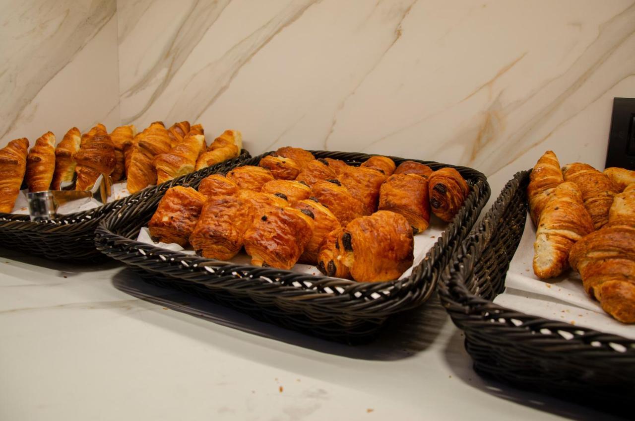 安道尔广场酒店 安道尔城 外观 照片 Baked goods at a buffet